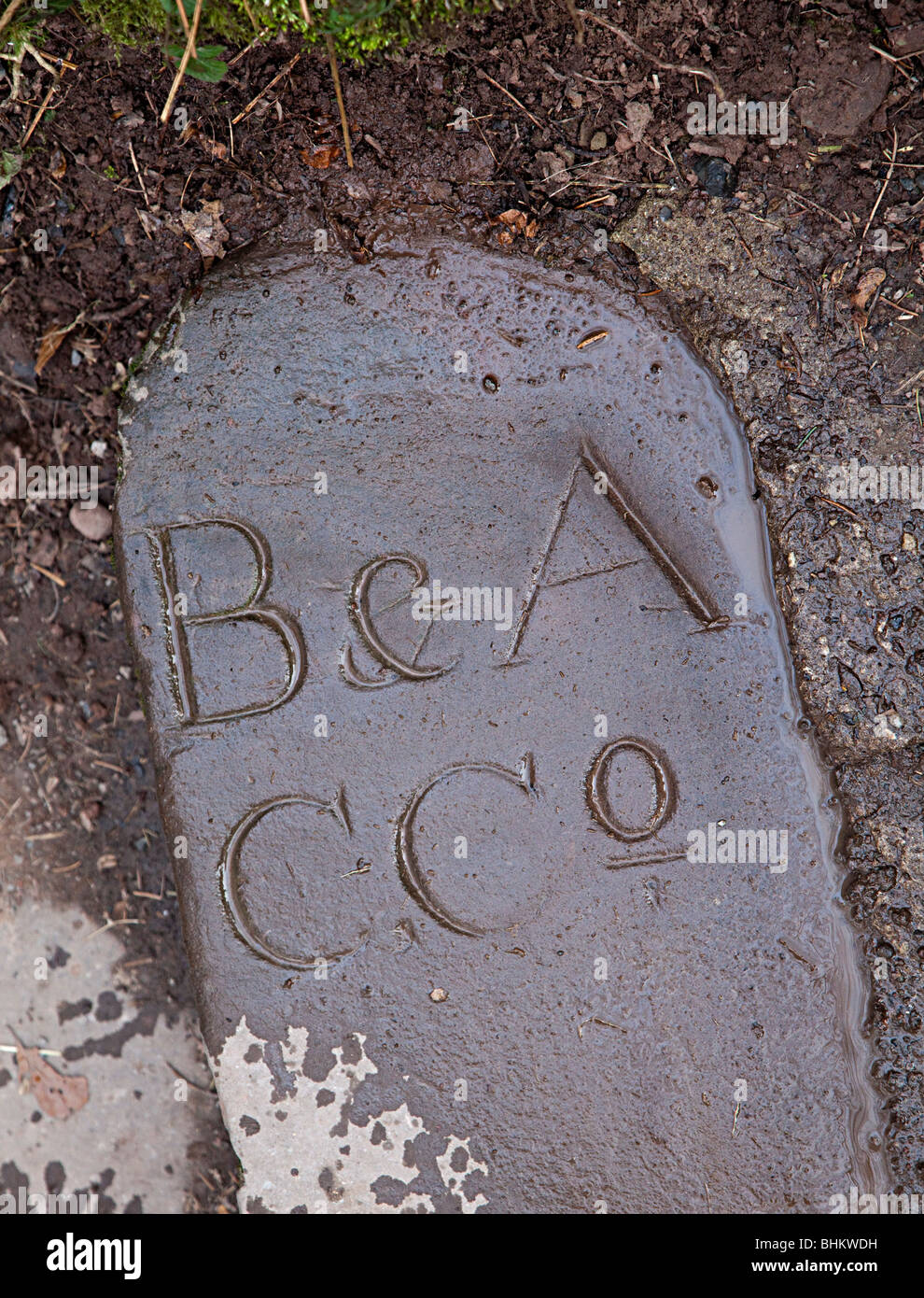 Piedra de marcador de Brecon y Abergavenny Canal Co establecido ahora como un paso en el camino a Llanfoist wharf Gales UK Foto de stock
