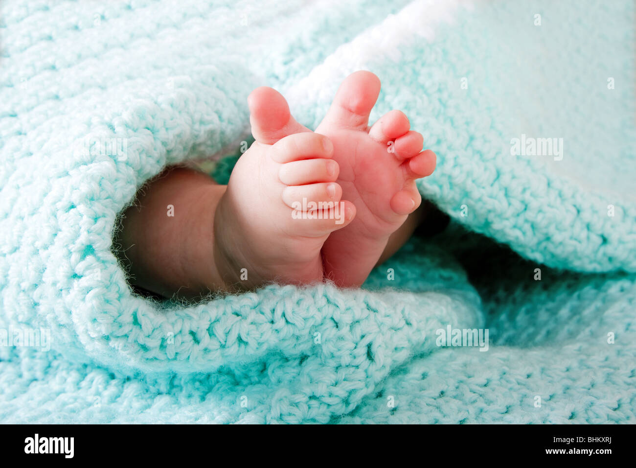 Dos Lindo Bebe Pequeno Pies Envueltos En Un Azul Verde Aqua Tejida De Manta Fotografia De Stock Alamy