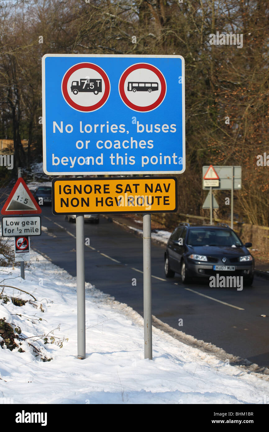 Un cartel advierte a los automovilistas a no seguir los dispositivos de navegación por satélite el 19 de febrero de 2010 en el Bosque de Dean, Reino Unido. Foto de stock
