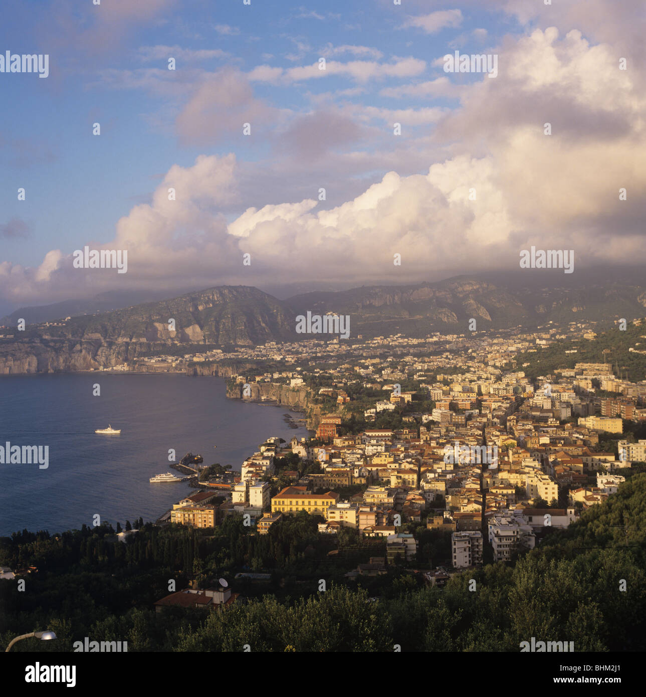 Luz del atardecer en Sorrento en la Bahía de Nápoles, Italia Foto de stock