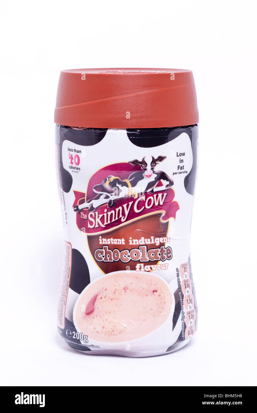 Una tina de la Skinny Cow low fat bebiendo chocolate caliente sobre un fondo blanco. Foto de stock