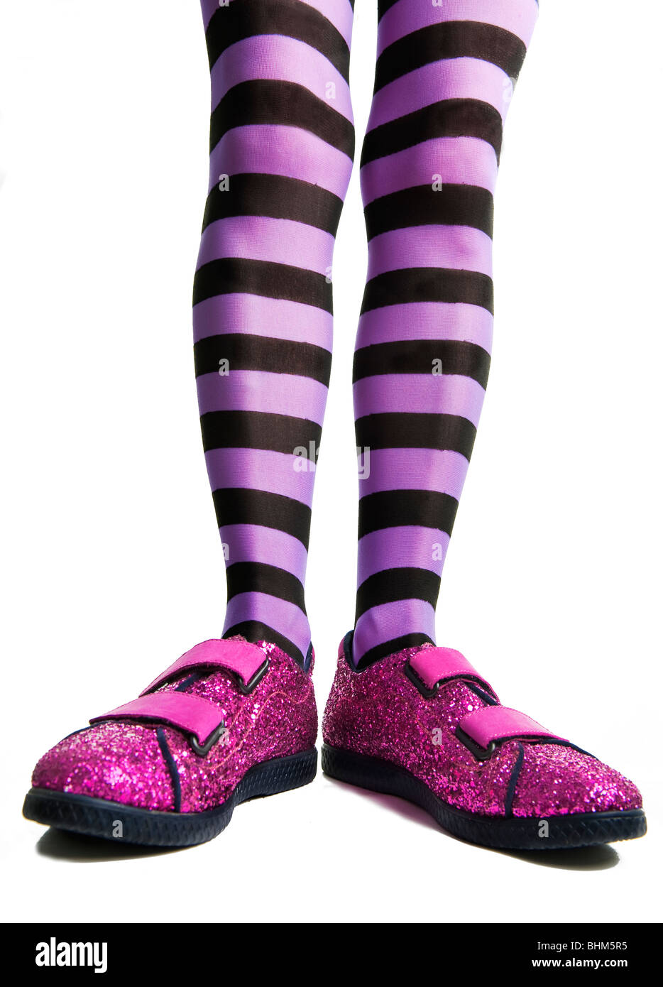Pink sparkle zapatos con la mujer de piernas en leotardos de rayas púrpura o pantyhose Fotografía de - Alamy