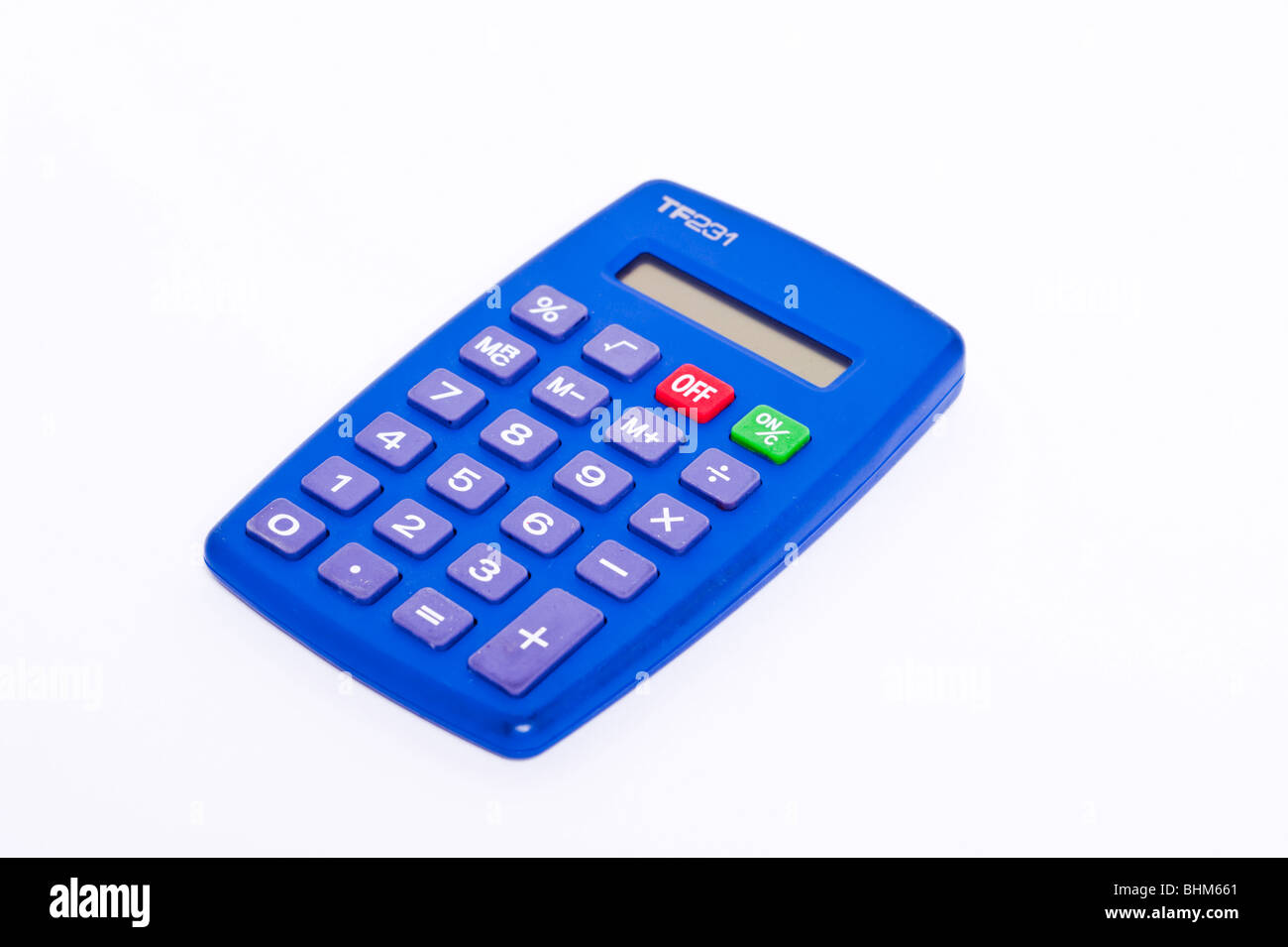 Una calculadora de bolsillo sobre un fondo blanco. Foto de stock