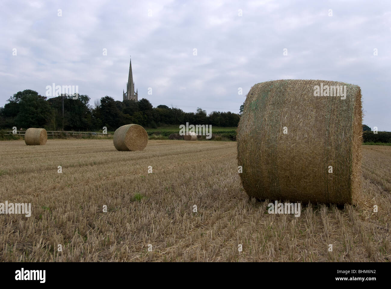 Fardos de paja en los campos de Laughton En Le Morthen Foto de stock