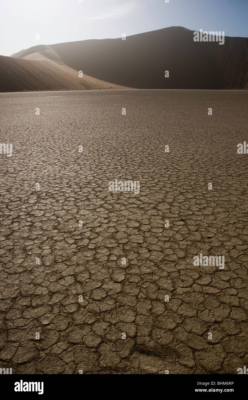 Cacerola de barro seco, la sequía tierra patrones. El calor extremo. Desierto de Namib. Foto de stock