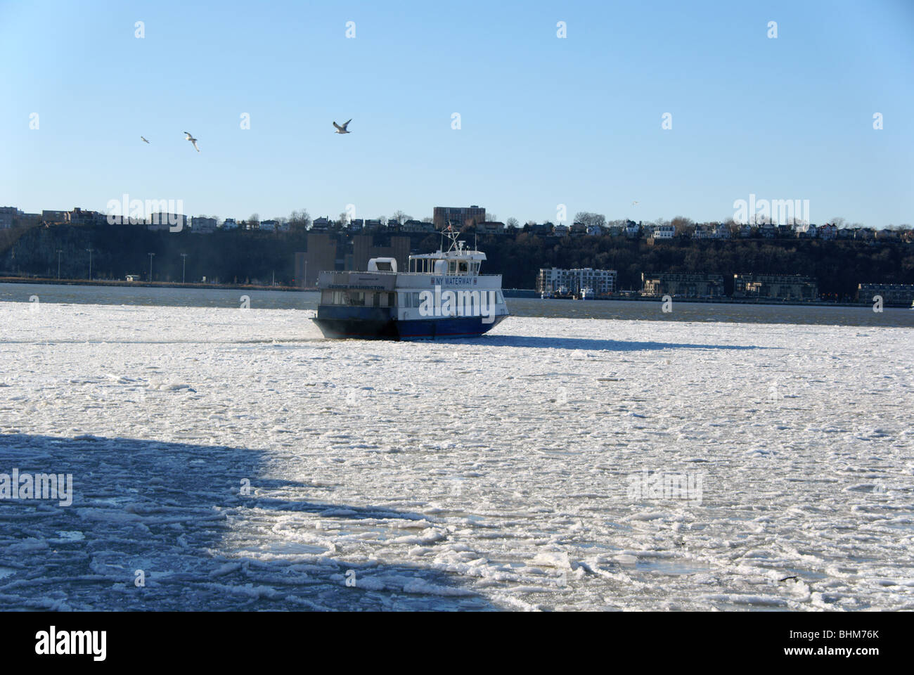 NY Waterway ferris operan en temperaturas de congelación sobre hielo río Hudson Foto de stock
