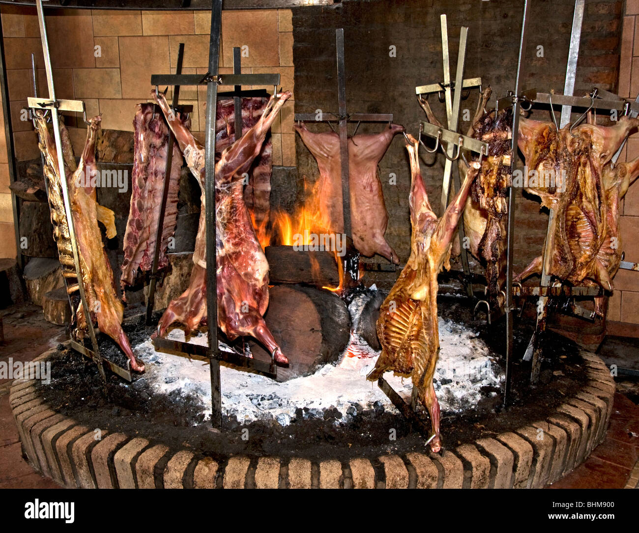 Restaurante parrilla Buenos Aires Argentina cocinar carnes al grill  Barbacoa Chimenea abierta Fotografía de stock - Alamy