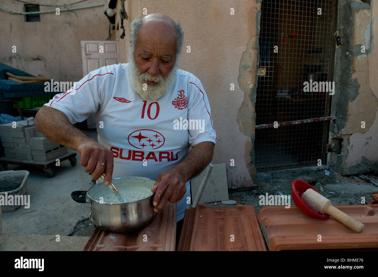 Un residente árabe preparar Hummus plato tradicional en Ajami, un barrio Árabe Judía mixta al sur de Tel Aviv, Israel Foto de stock
