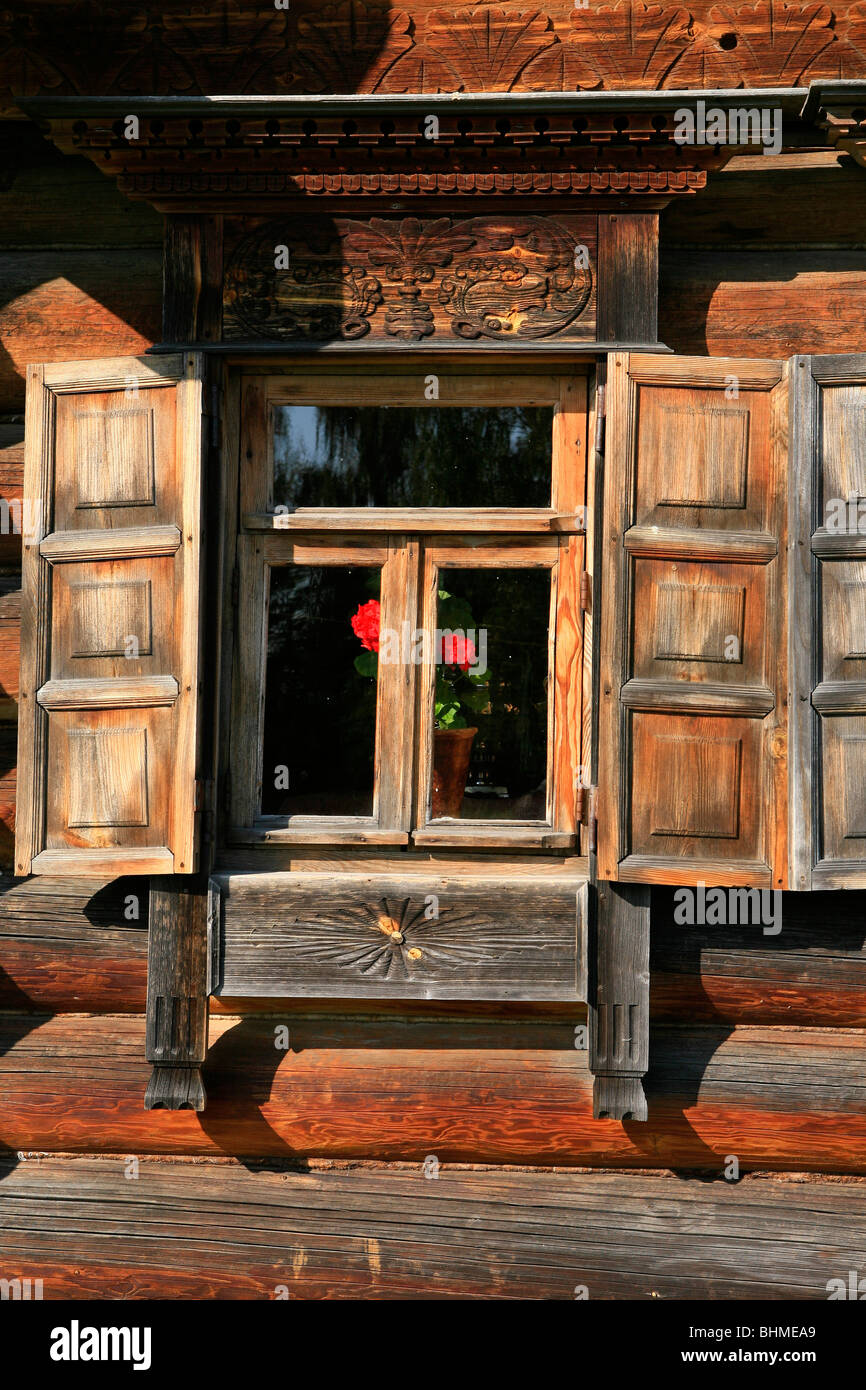 ventana en la casa vieja. casa de madera. choza rusa. ventana decorativa de  madera en una casa de troncos. arquitectura tradicional rusa. 14141294 Foto  de stock en Vecteezy