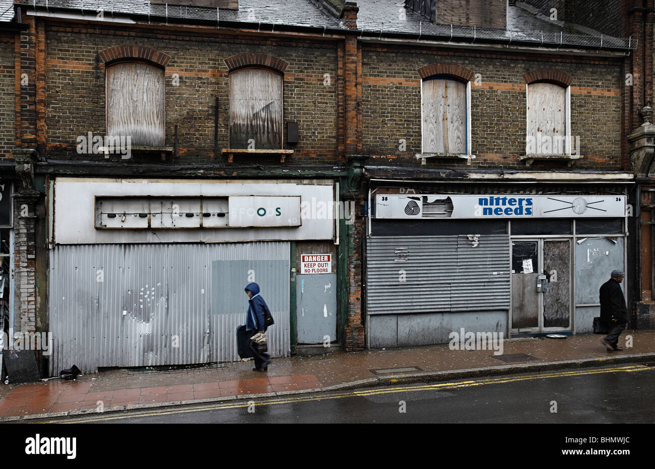 Hilera de tiendas ruinosas Station Road, Croydon. Foto de stock