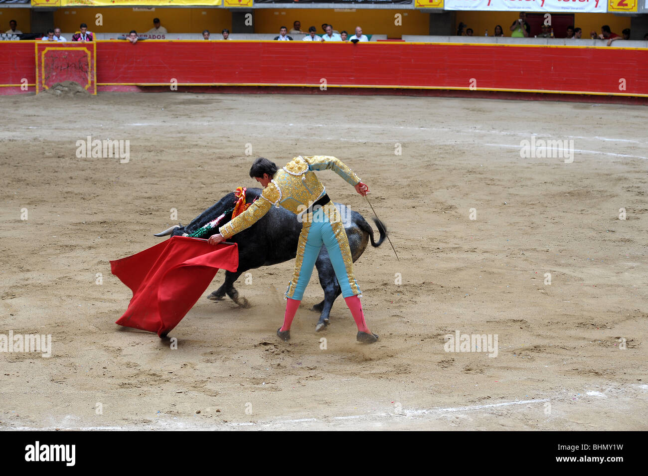 Matador luchando contra un toro en un carnaval taurino en Medellín, Colombia. Foto de stock