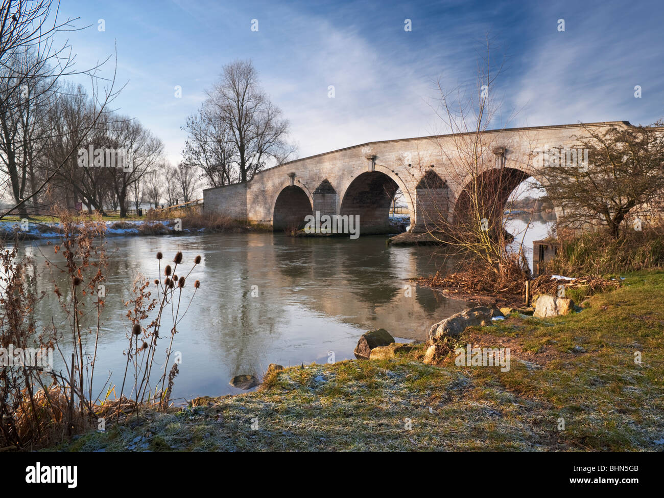 Puente de piedra caliza sobre el río Nene, Peterborough, Cambridgeshire Foto de stock