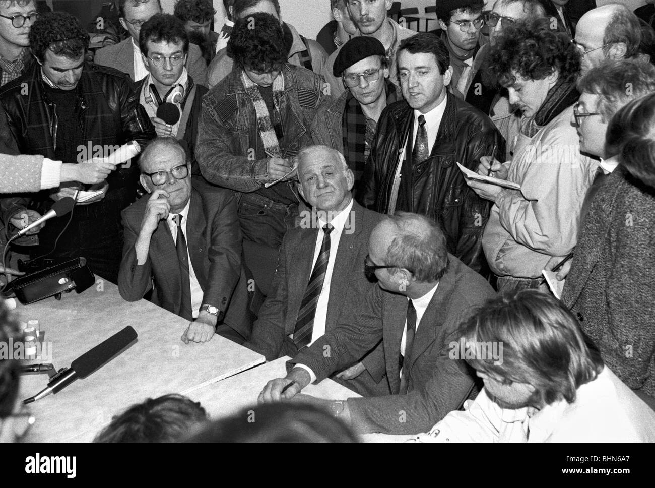 Schnur, Wolfgang, 8.6.1944 - 15. / 16.1.2016, abogado alemán, de media duración, con Manfred Hummitzsch (sentado en el centro), con sus dos sustitutos, Leipzig, GDR, 4.12.1989, Foto de stock