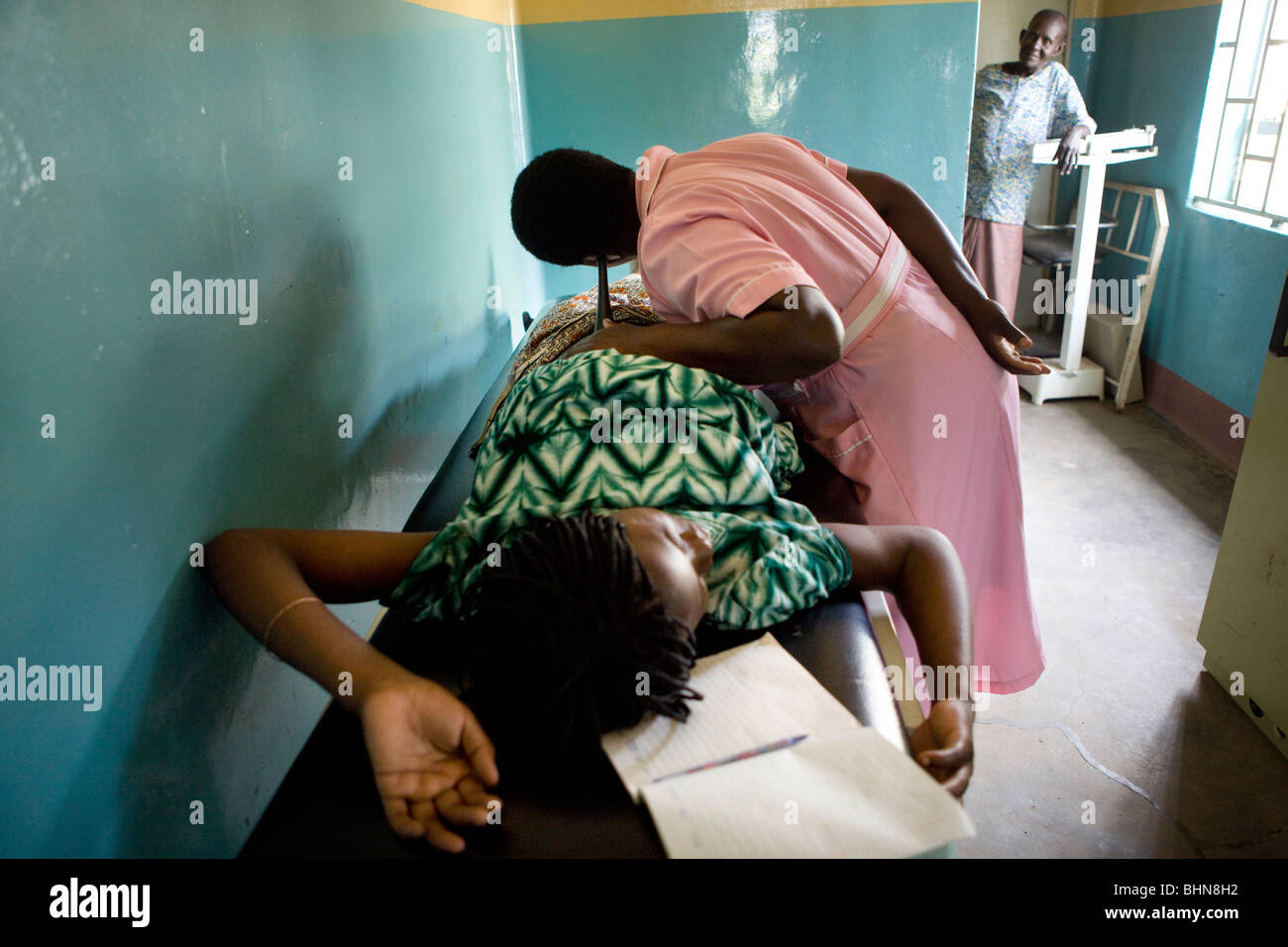 Una mujer embarazada recibe un examen materna en un hospital de distrito Amuria, Teso subregión, Uganda, África Oriental. Foto de stock