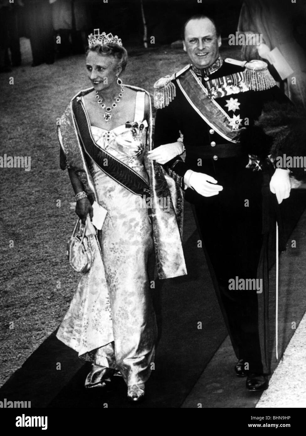Olav V., 2.7.1903 - 17.1.1991, Rey de Noruega 21.9.1957 - 17.1.1991, de longitud completa, con su esposa Märtha, a principios de los años 50, Foto de stock