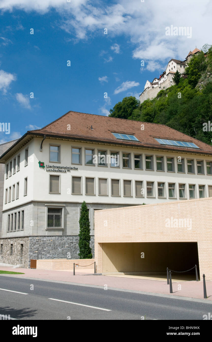 Geografía / viajes, Liechtenstein, Vaduz, el castillo, los bancos estatales, federales Additional-Rights-Clearance-Info-Not-Available Foto de stock