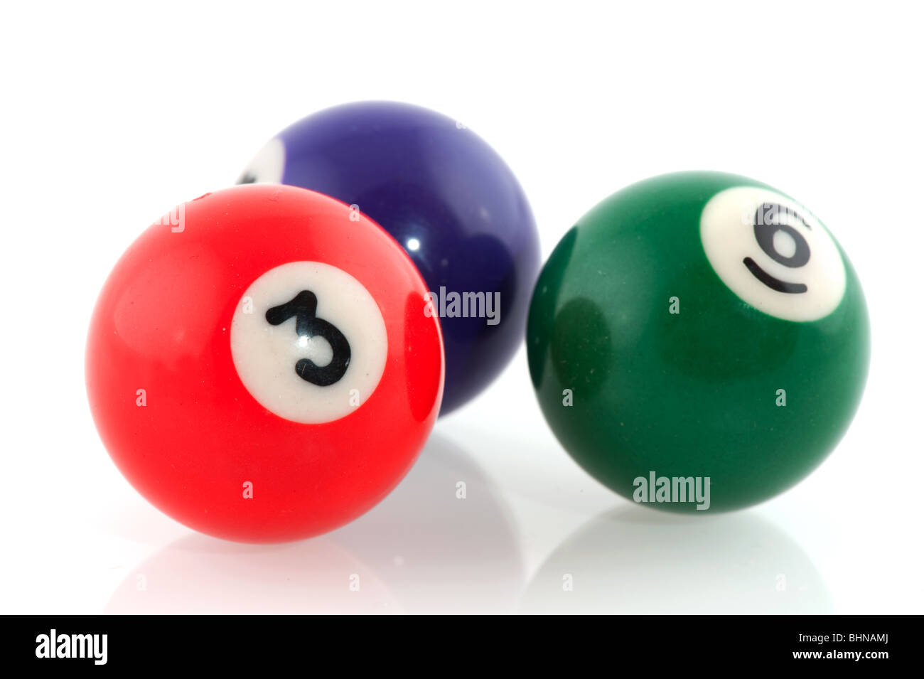 Bolas de billar pool en diferentes colores aislados sobre blanco Fotografía  de stock - Alamy
