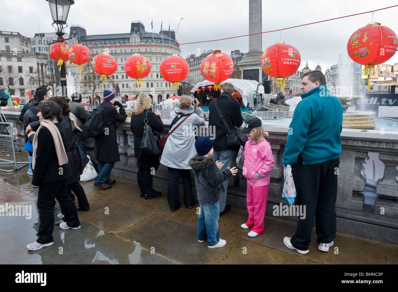 Un grupo de personas en un evento de Año Nuevo Chino en Trafalgar Square, Londres, Gran Bretaña. Foto de stock
