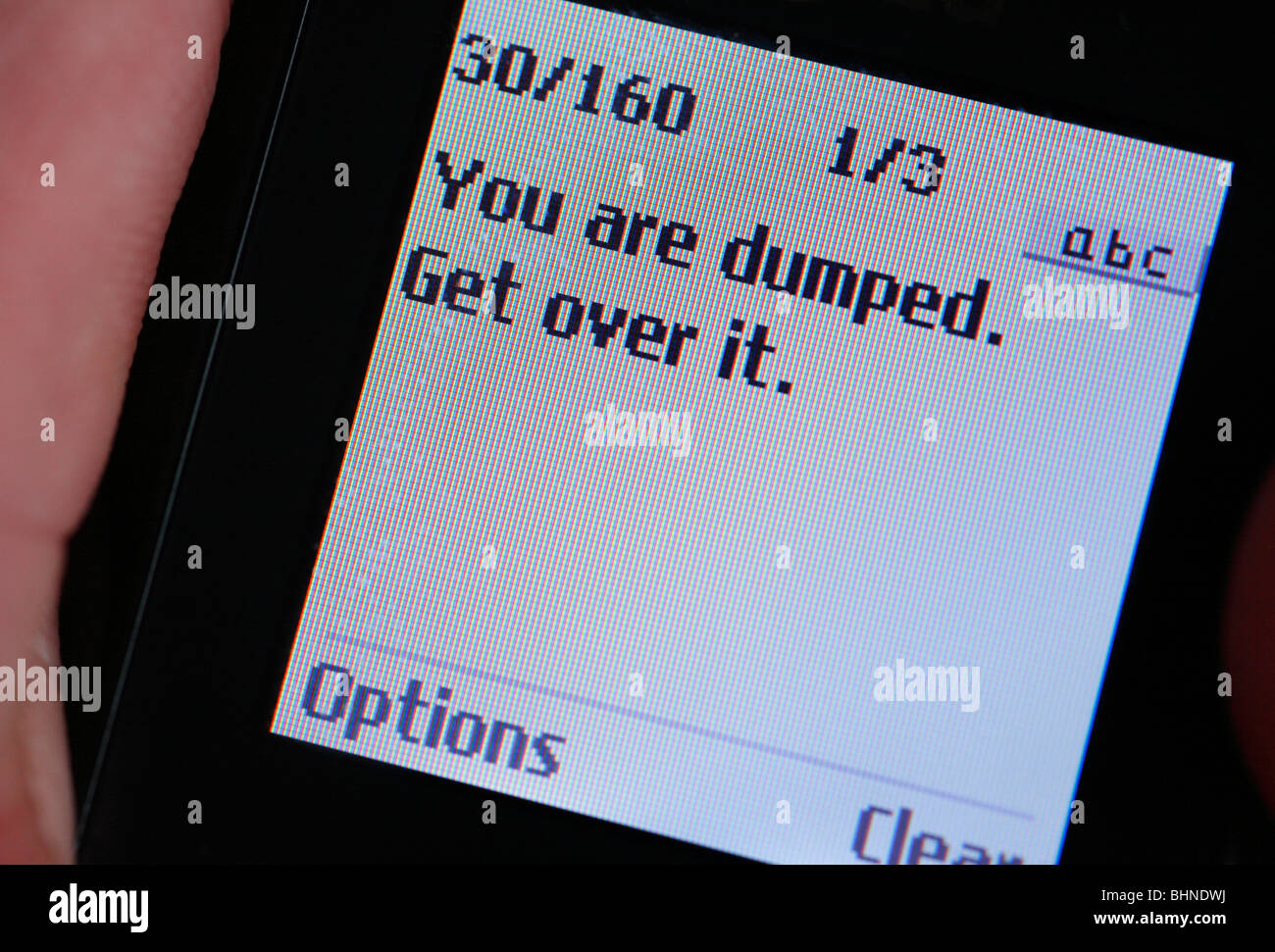 Mensaje de texto en un teléfono móvil que dice "que son objeto de dumping. Get Over It". Foto de stock
