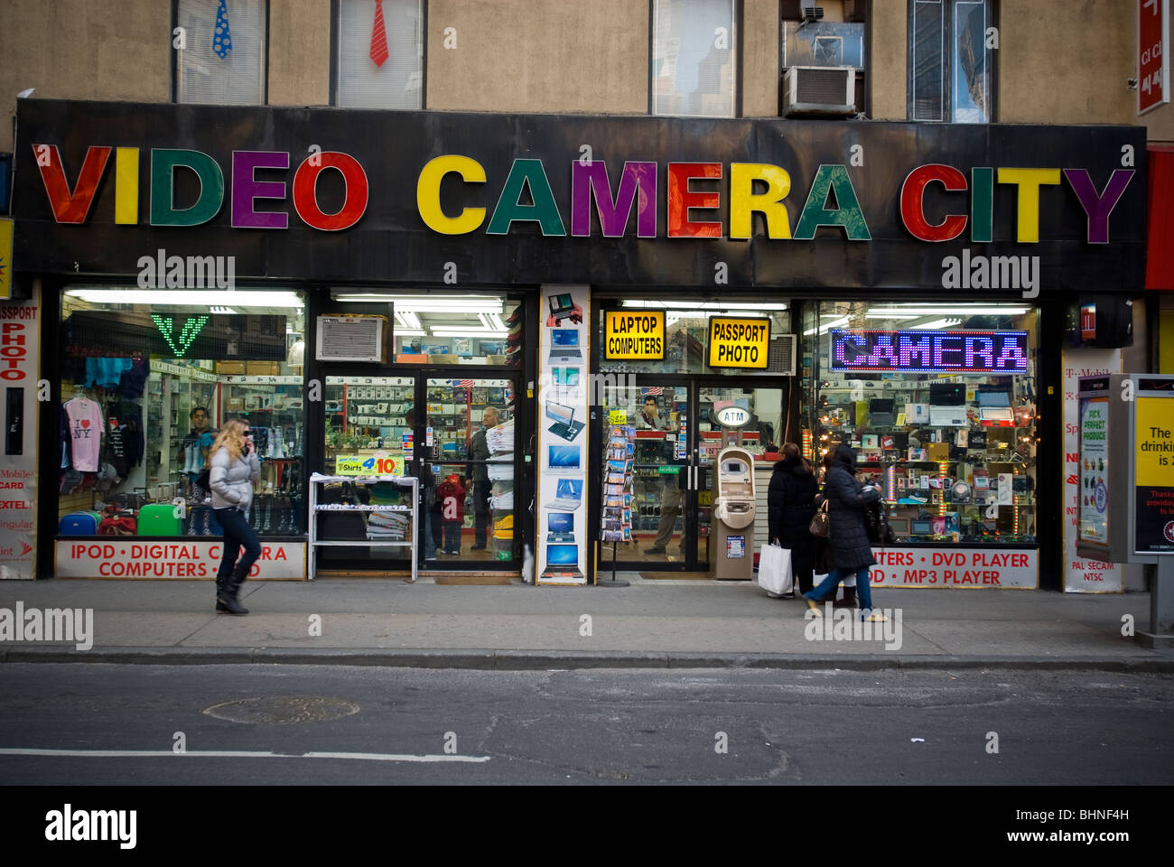 Cámara de vídeo tienda de electrónica de la ciudad de Nueva York Fotografía  de stock - Alamy