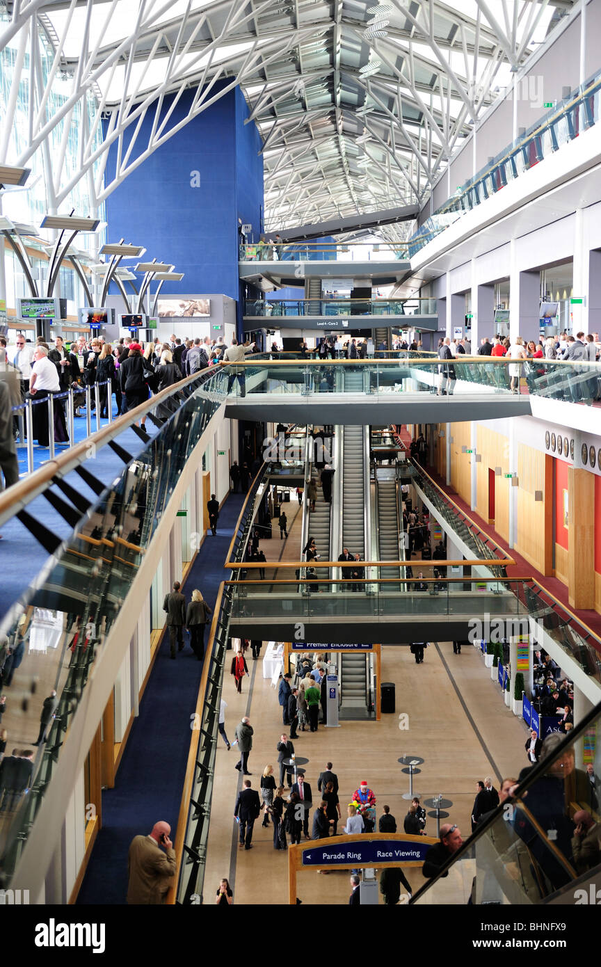 Interior del stand principal en el Royal Ascot Race Course, Berkshire ...