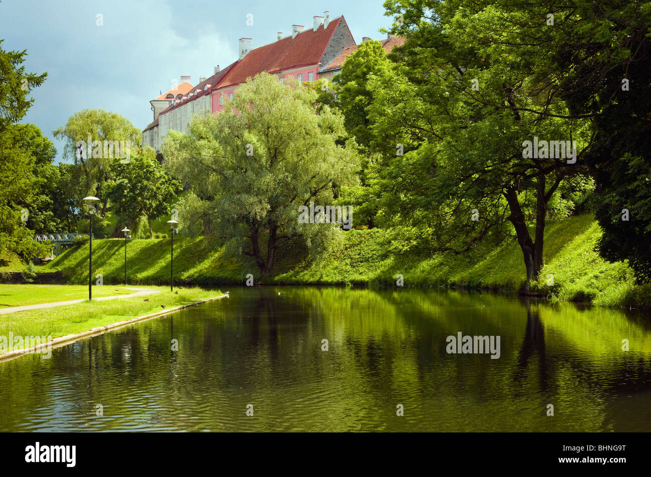 Buscando en Toompea, la mayor parte de la Ciudad Vieja (Vanalinn), Tallin, Estonia. El castillo alberga el parlamento nacional Foto de stock