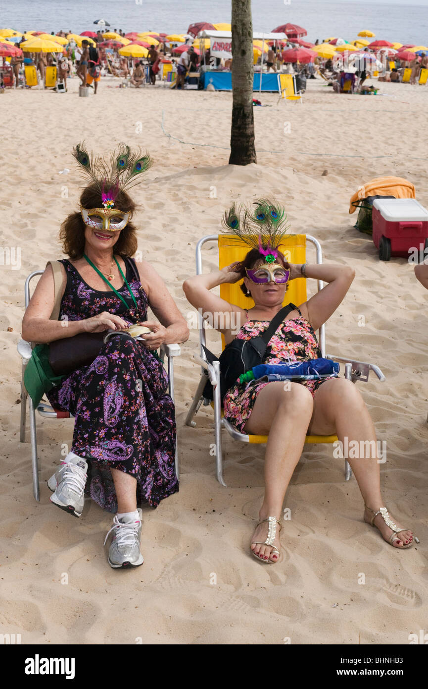 Dos mujeres brasileñas en la playa de Ipanema durante el Carnaval en Río  Fotografía de stock - Alamy