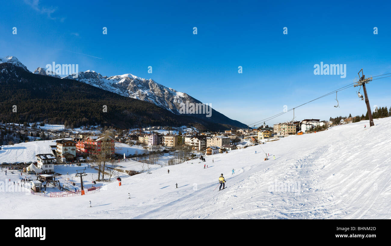 Telesilla y laderas frente al centro del resort, Andalo, Trentino, Italia Foto de stock