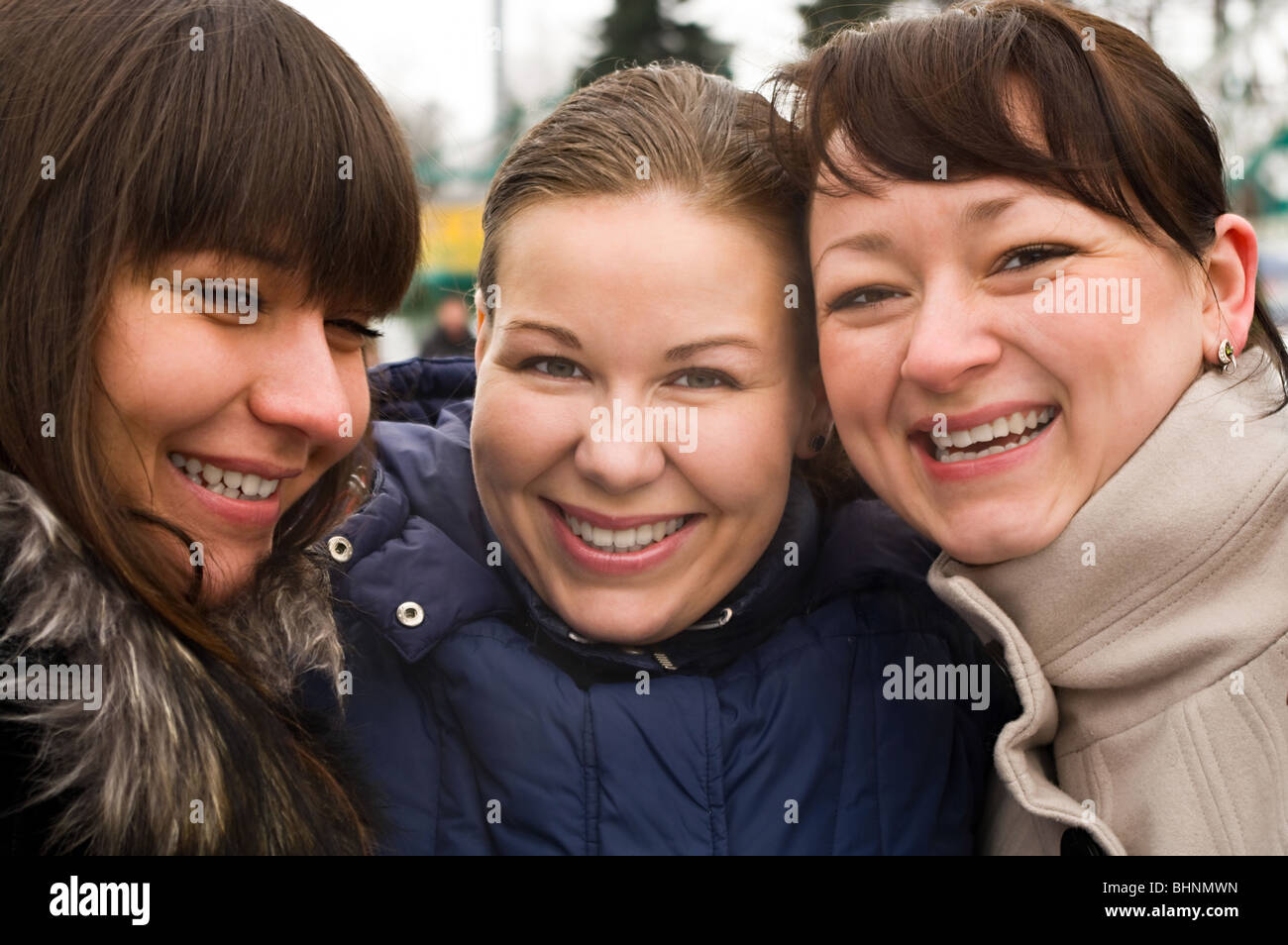 Tres mujeres jóvenes rusos juntos. Caras felices. Foto de stock