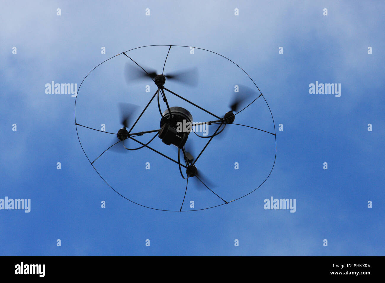 Vigilancia policial Drone volando sobre los manifestantes en Codnor, Derbyshire, Reino Unido Foto de stock