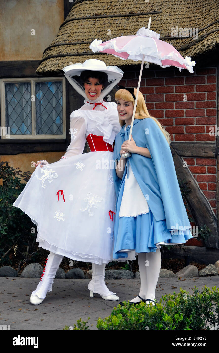 menta exceso visto ropa Mary Poppins y Alicia en el país de las maravillas disfraces personajes,  Disneyworld, en Orlando, Florida, EE.UU Fotografía de stock - Alamy