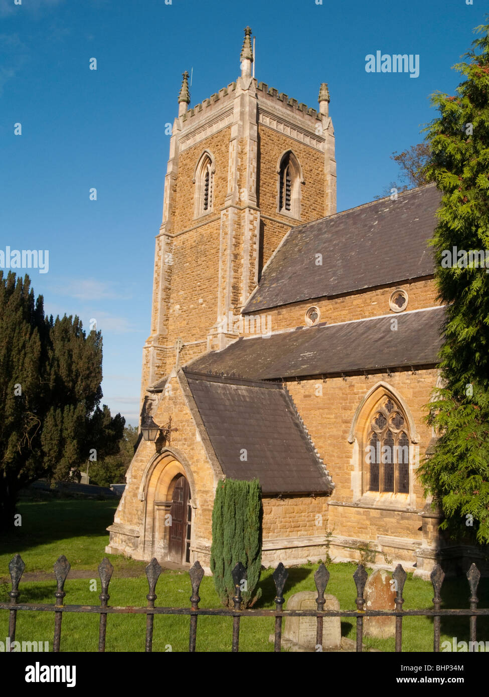 La iglesia de St James en la aldea de Woolsthorpe por Belvoir, Lincolnshire, Inglaterra Foto de stock