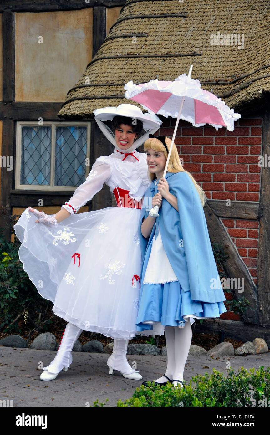 Mary Poppins y Alicia en el país de las maravillas disfraces personajes,  Disneyworld, en Orlando, Florida, EE.UU Fotografía de stock - Alamy