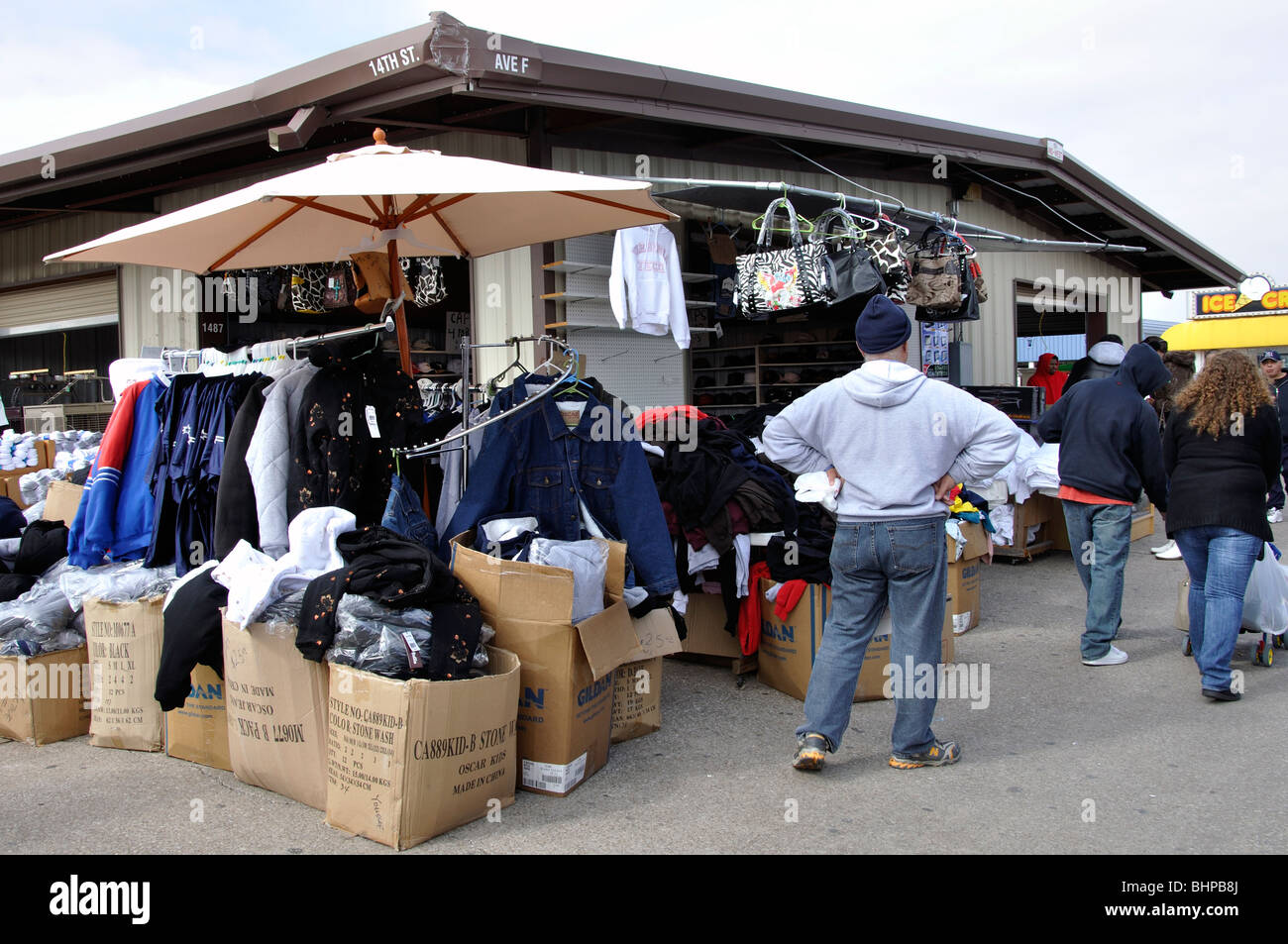 Venta de ropa barata Traders Village - el mayor mercado de pulgas en Texas,  Grand Prairie, TX, EE.UU Fotografía de stock - Alamy