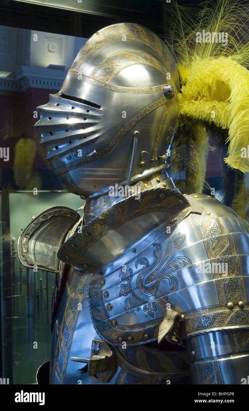 Coraza y Casco con plumas. Medieval clásico traje completo de armadura. Foto de stock
