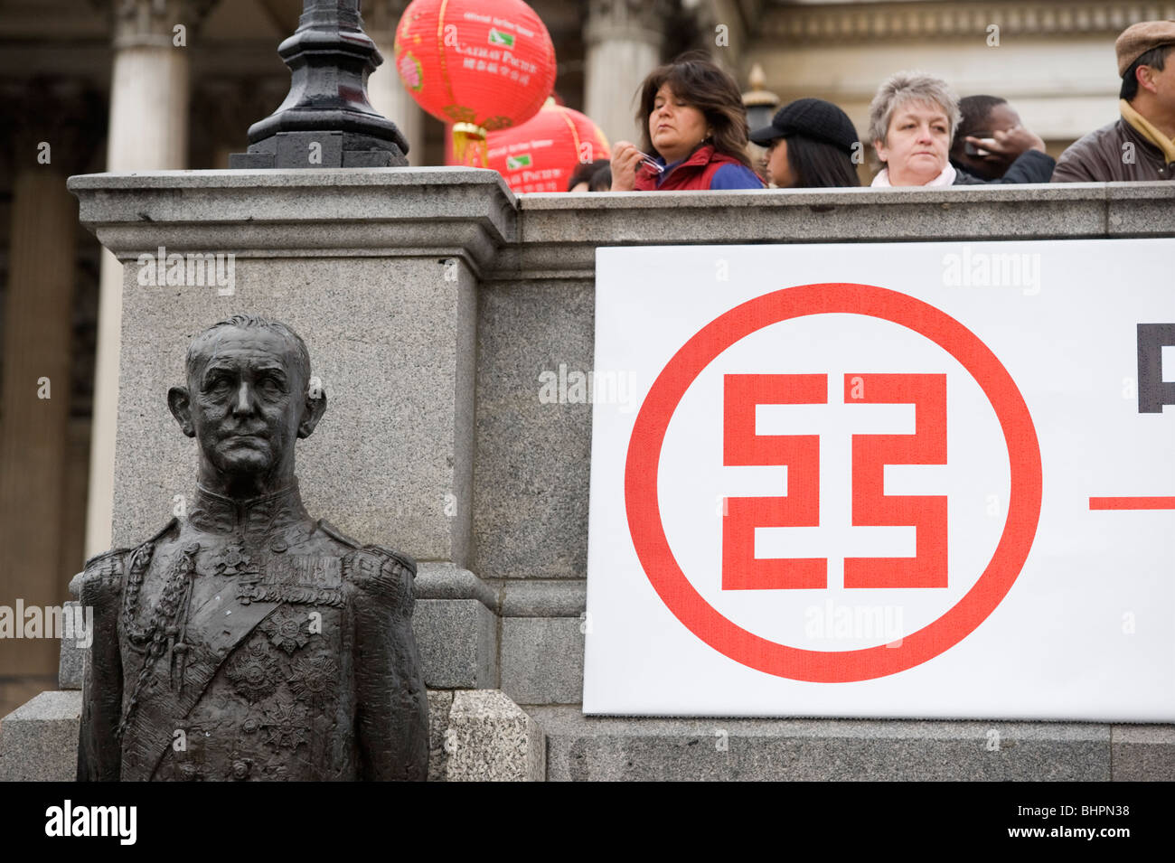 La estatua, la gente y el símbolo chino en un banner en las celebraciones del Año Nuevo Chino en Trafalgar Square, Londres, Gran Bretaña. Foto de stock