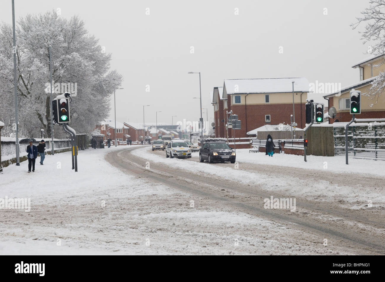 Cheetham Hill road, Manchester, RU cubierto de nieve en un día de mal tiempo Foto de stock