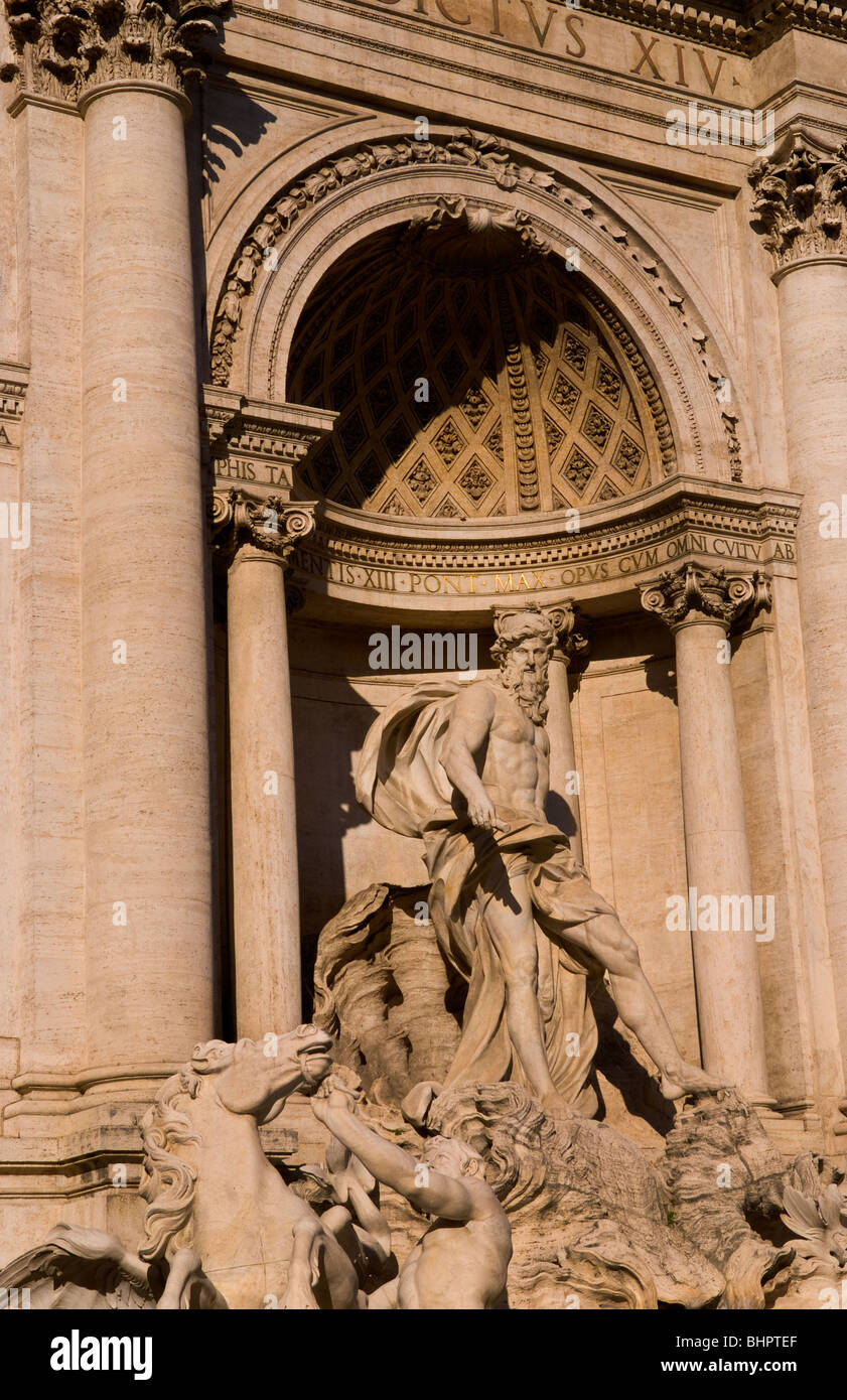 La famosa Fuente de Trevi en Roma, Italia, con historia de echando monedas en Europa Foto de stock