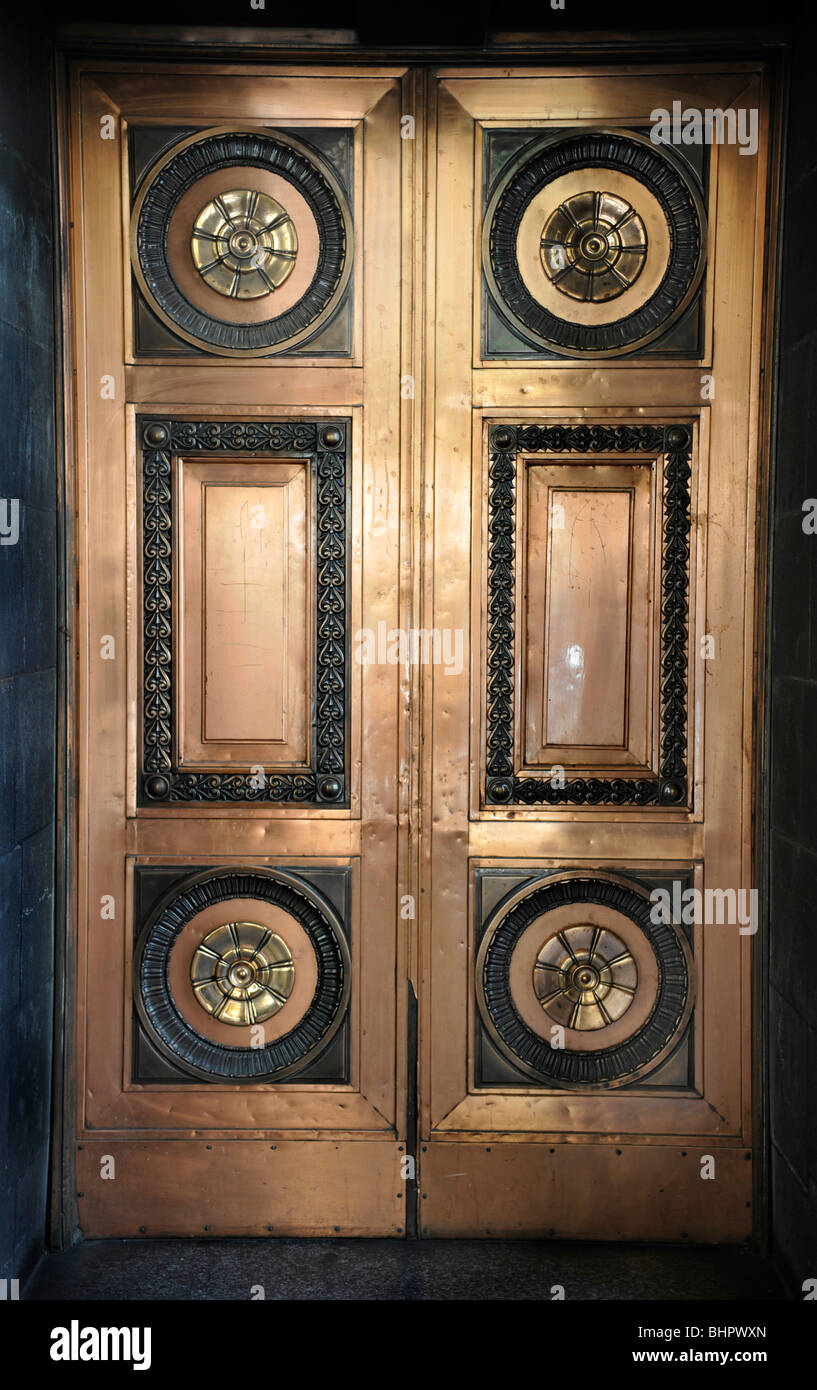 "Golden door" hecho de cobre es un símbolo de la pasada riqueza en Melbourne (Australia). Foto de stock