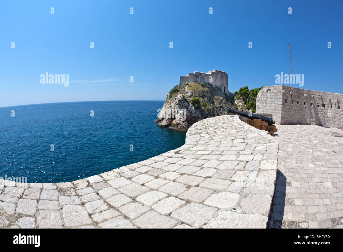 Casco antiguo de Dubrovnik - fortaleza Lovrijenac y las murallas de la ciudad con el cañón. Las lentes de ojo de pez shot con copia espacio en la izquierda. Foto de stock