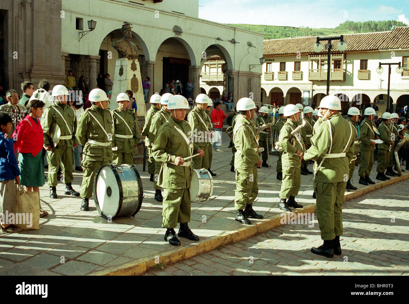 Banda militar peruana en Cuzco, circa 1997 Foto de stock