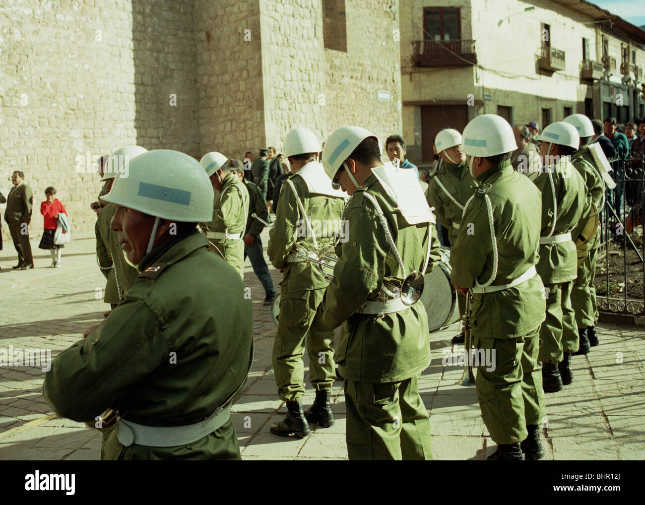 Banda militar peruana en Cuzco, circa 1997 Foto de stock