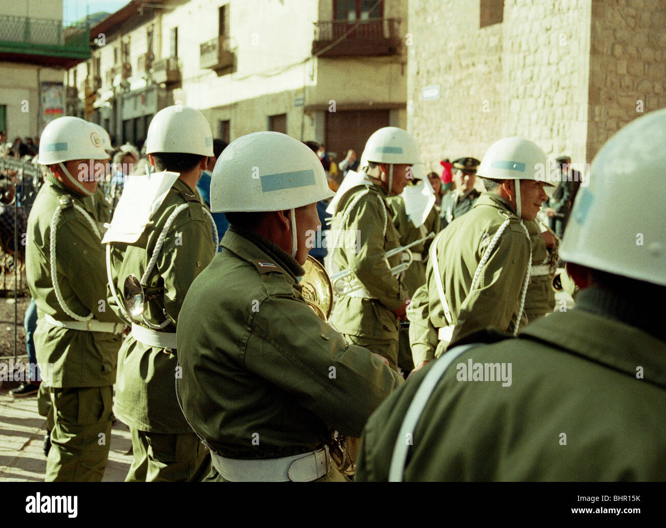 Banda militar peruana en Cuzco, circa 1997 Foto de stock