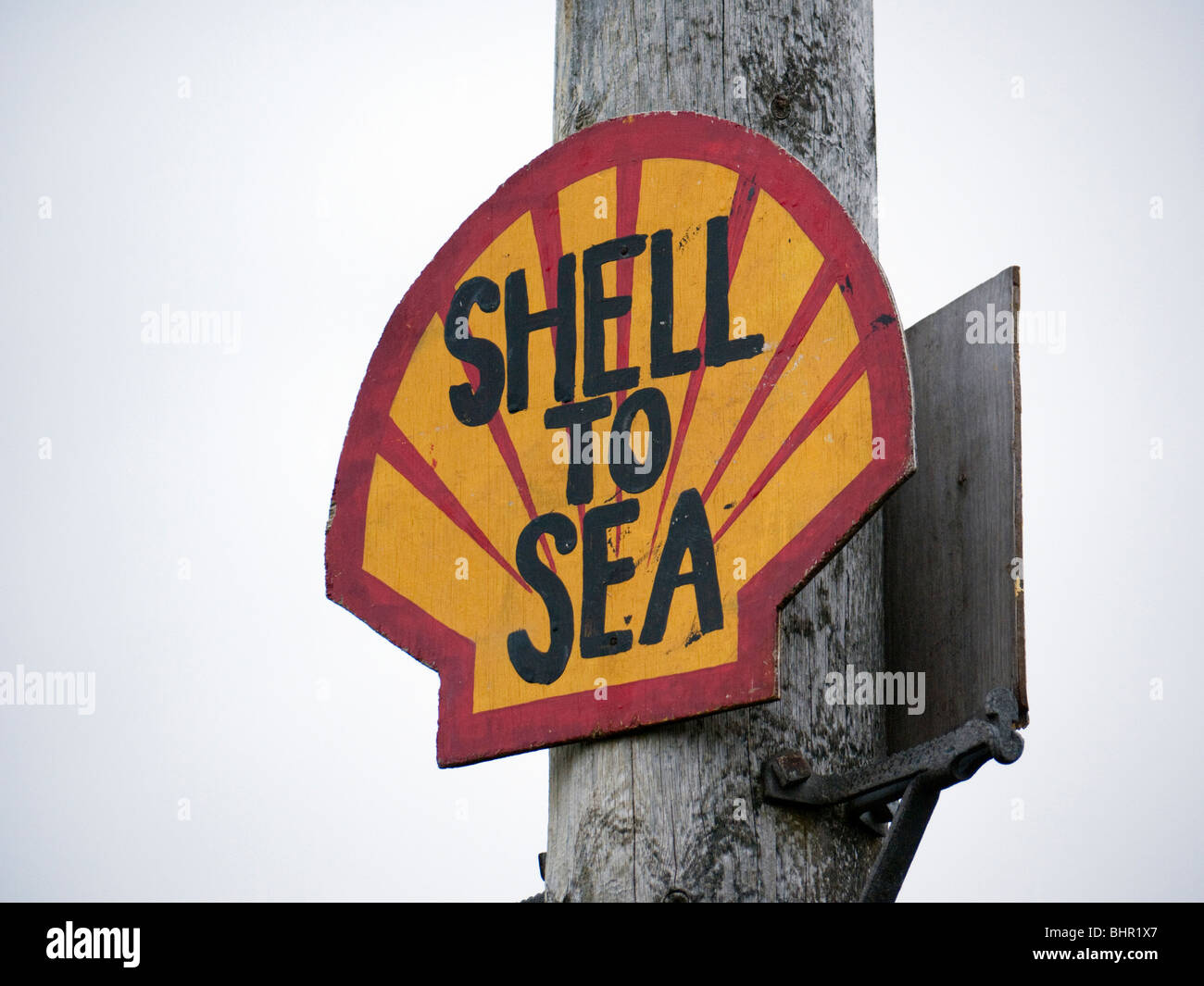 Signo de protesta levantadas por grupos activistas que se oponen al proyecto Corrib Gas Natural por Royal Dutch Shell en el condado de Mayo, Irlanda Foto de stock