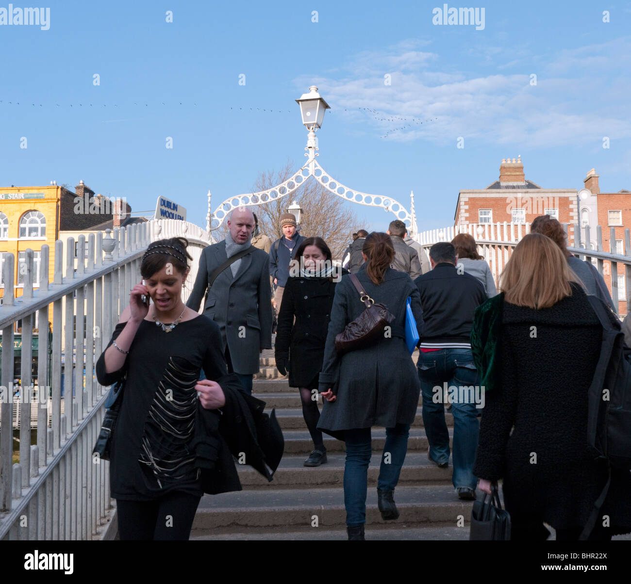 Dublín; los peatones cruce famoso Ha'Penny o medio penique puente que cruza el río Liffey en Dublín Irlanda Foto de stock