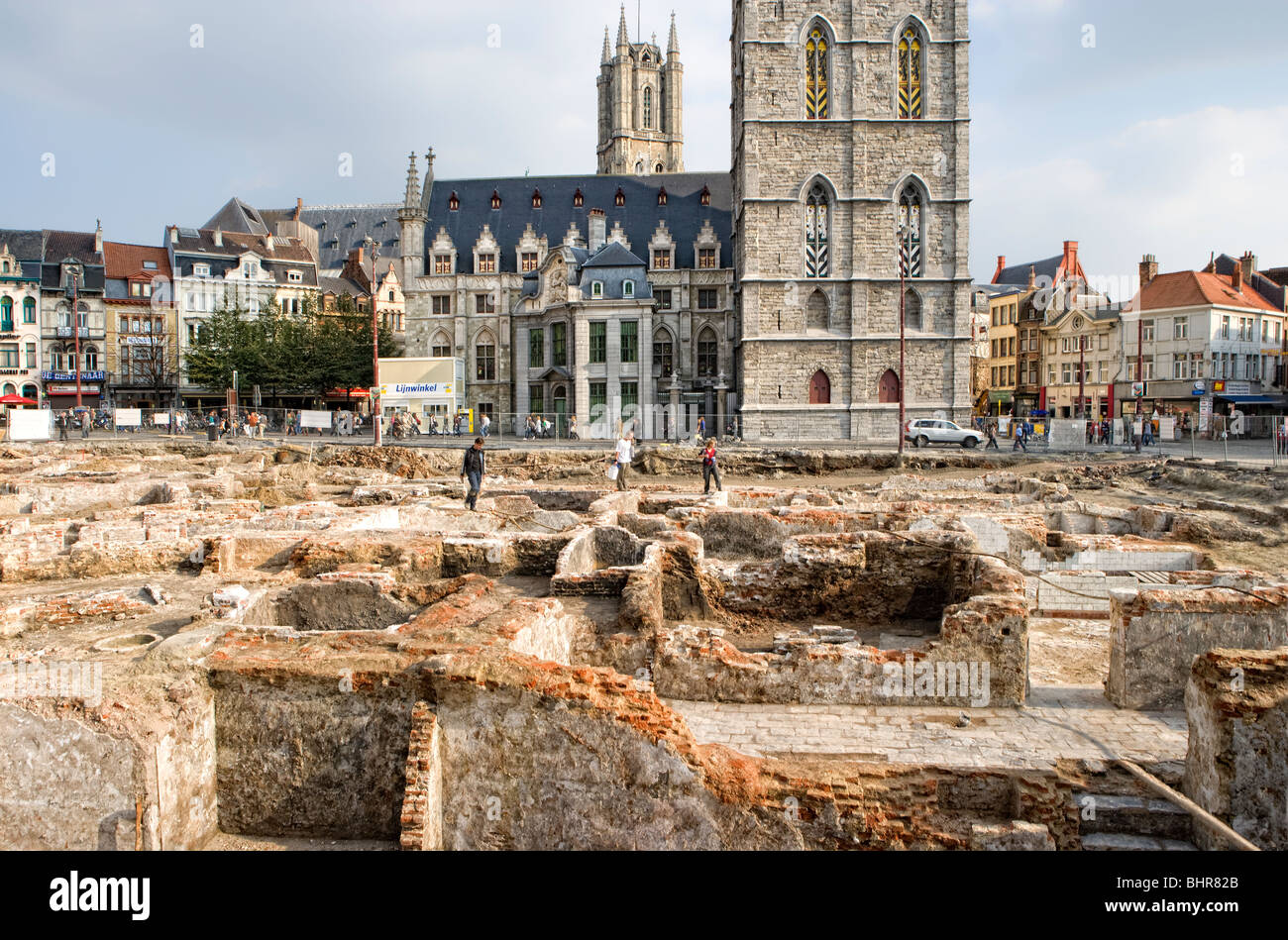 Las excavaciones en Korenmarkt, BELFORTSTRAAT, campanario y la Catedral de Saint Bavon Lakenhalle y Gante, Flandes, Bélgica Foto de stock