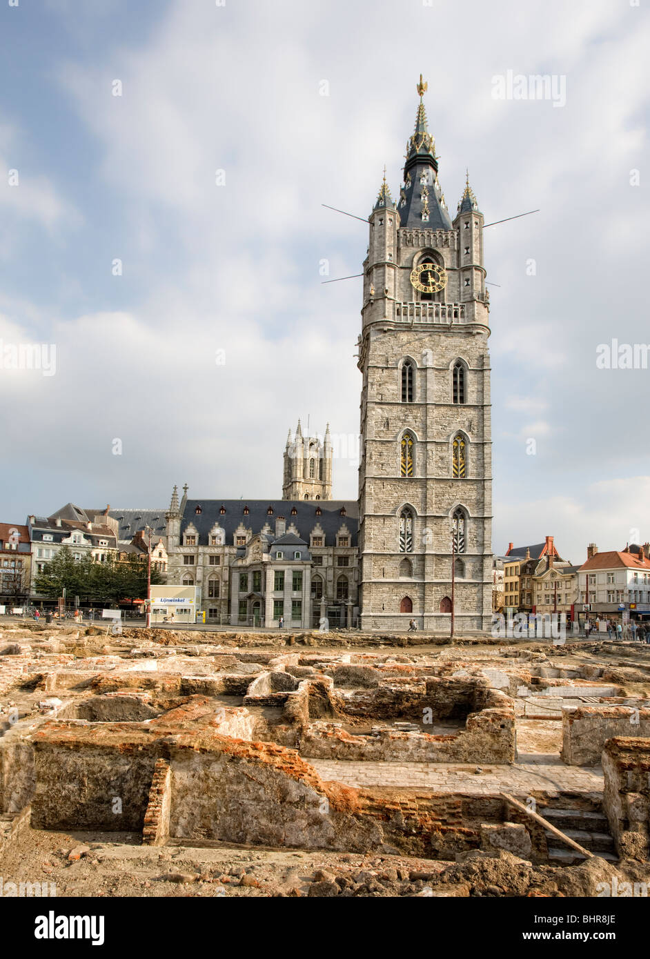 Las excavaciones en Korenmarkt, BELFORTSTRAAT, campanario y la Catedral de Saint Bavon Lakenhalle y Gante, Flandes, Bélgica Foto de stock