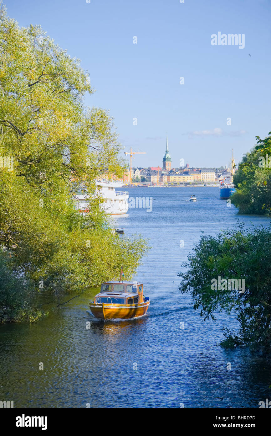 Un barco que va por el canal entre Langholmen y Sodermalm en Estocolmo, Suecia. Foto de stock