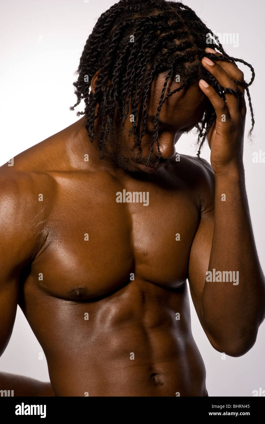 Joven macho negro musculoso, dreadlocks, pecho desnudo, la mano sobre la  cabeza, afligida apariencia Fotografía de stock - Alamy