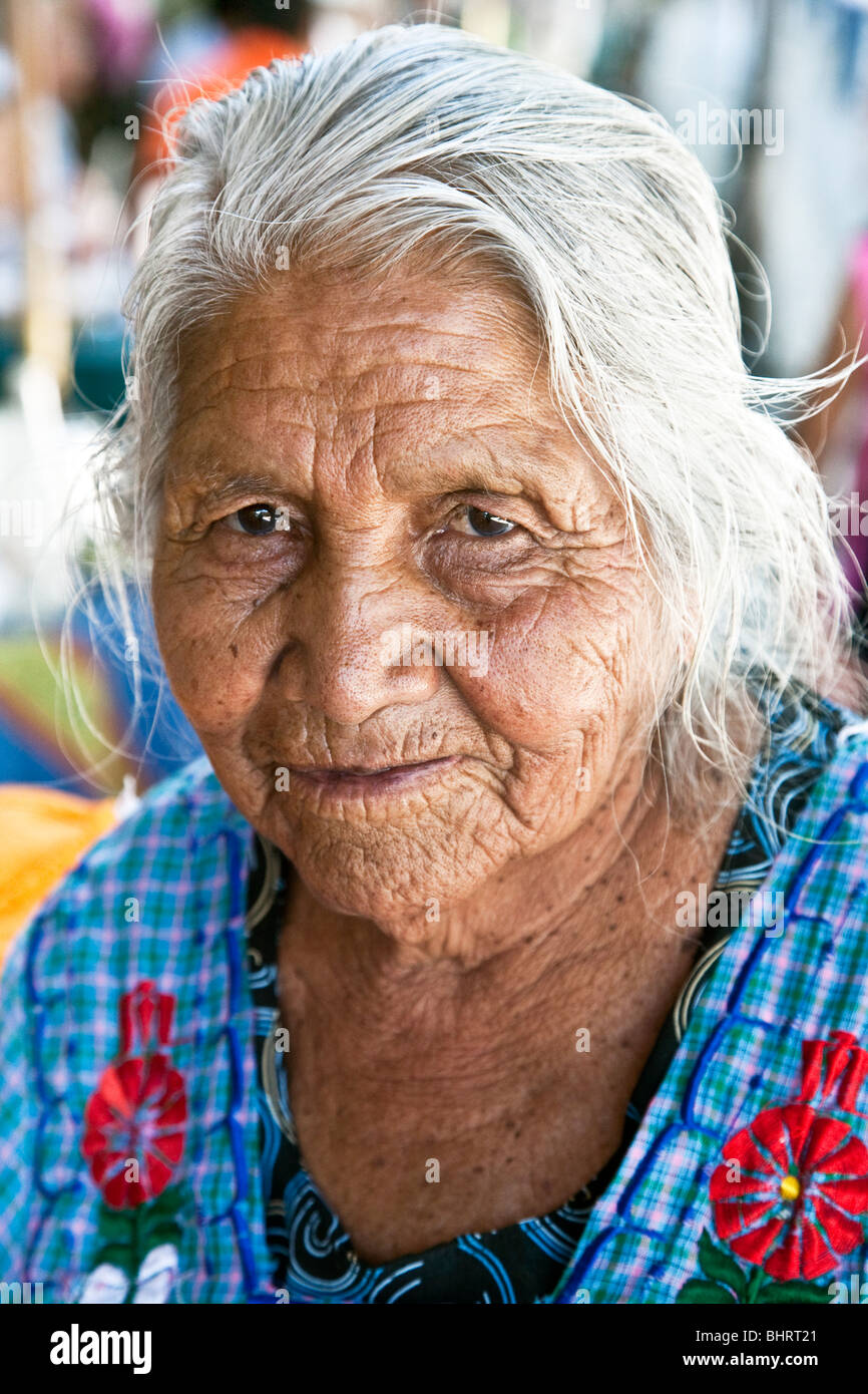 Retrato de la calle vieja sabia vigorosa mujer indígena zapoteca mexicano buhonero vistiendo delantal bordado en la ciudad de Oaxaca México Foto de stock